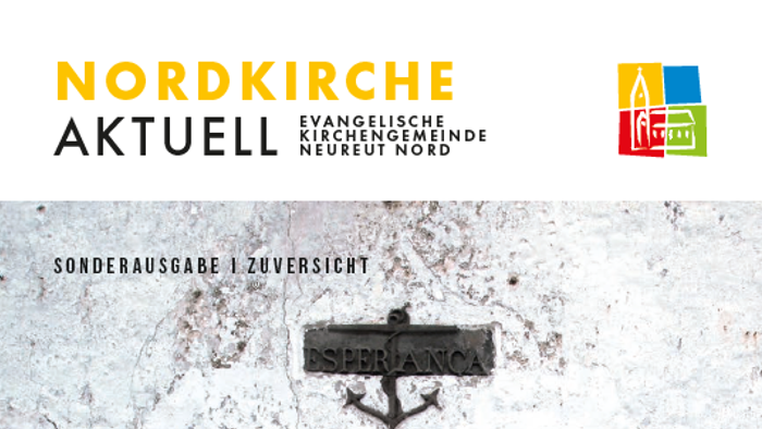 Das Buchcover zeigt eine alte, verwitterte Wand mit einem Anker und einer Bank davor