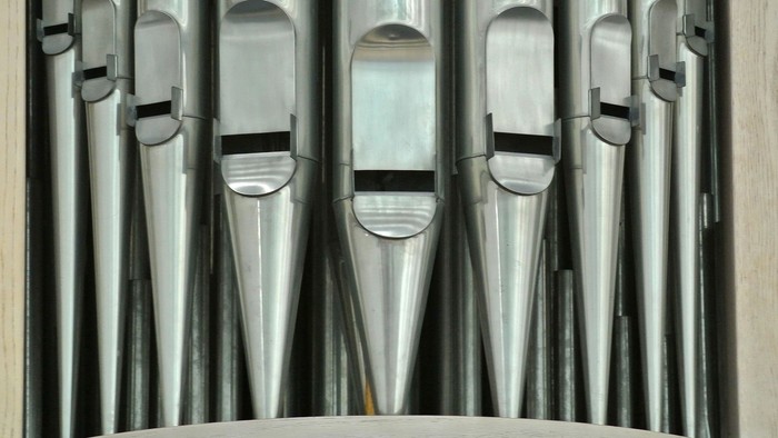 Mehrere silberne Trichter mit schwarzen Griffen in einer Reihe angeordnet