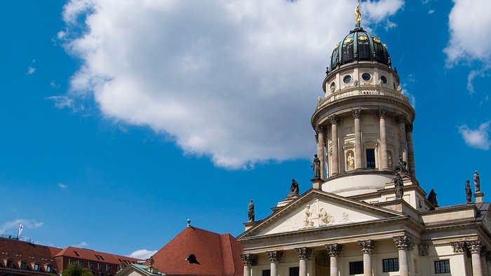 Großer Dom in Berlin mit Menschen auf dem Platz