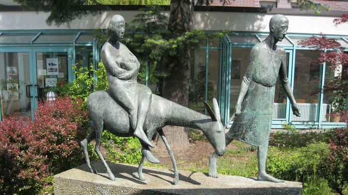 Photo der Bronzeskulptur vor der Weihnachtskirchengemeinde, die die Flucht der heiligen Familie nach Ägypten zeigt