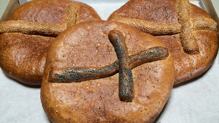 Three brøds med krydder i form af kors