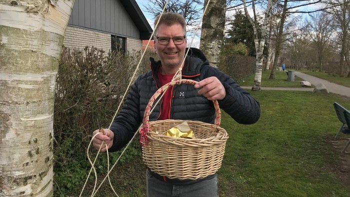 Mand med kurv og kæledyr i hage