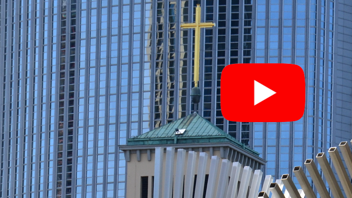 Ein modernes Gebäude mit Kreuz und Metallstruktur