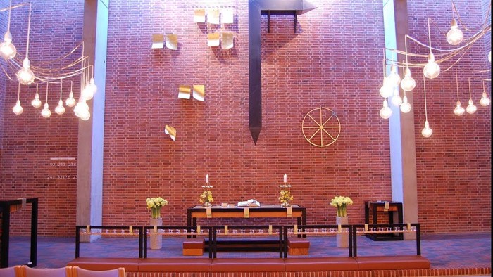 Indre del af en moderne kirke med lys og alter