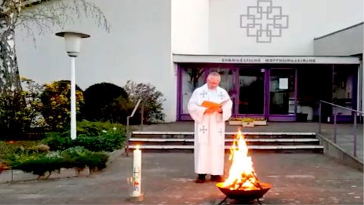 Osterfeuer am Auferstehungsmorgen