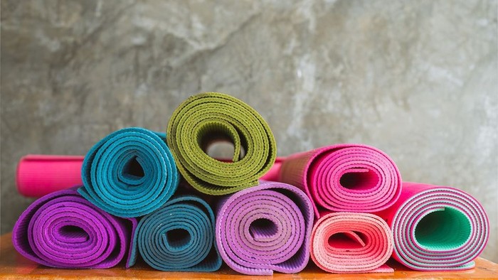Bunte Yoga-Matten ordentlich aufeinandergestapelt