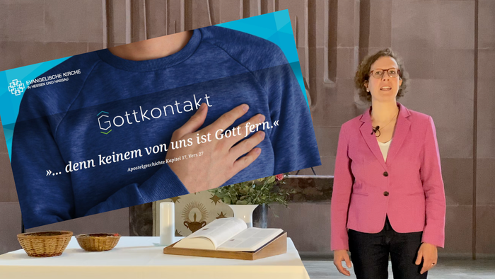 Frau steht vor Tisch mit T-Shirt und Buch