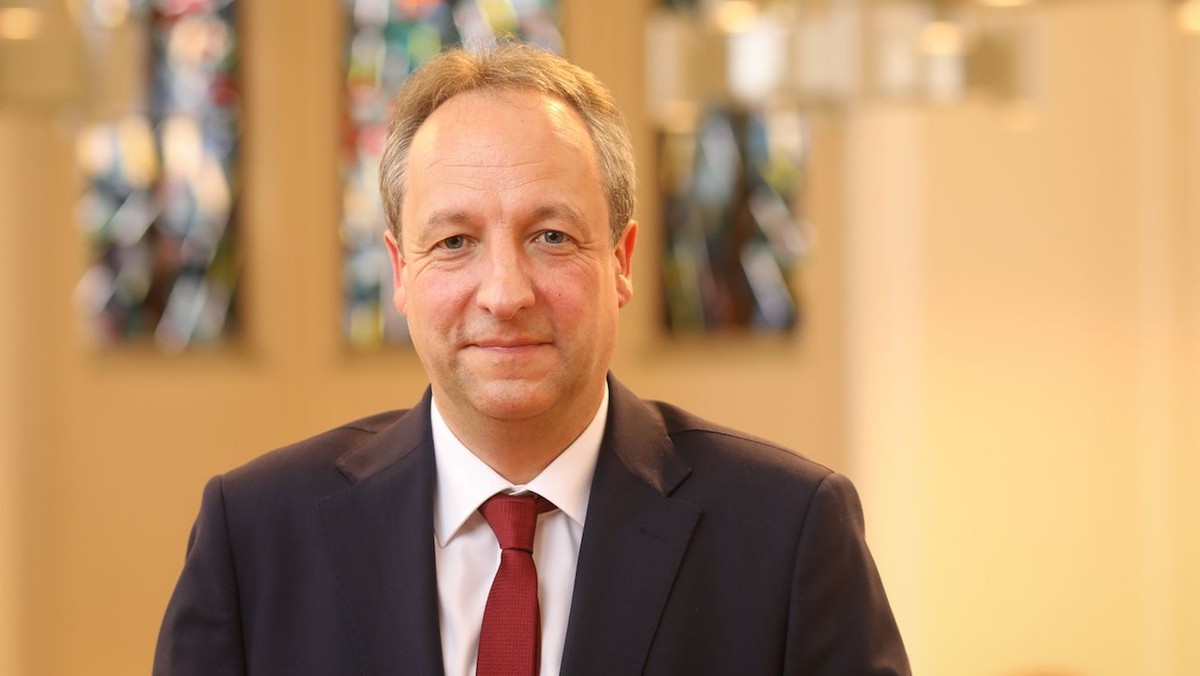 Bischof Christian Stäblein besucht Lebensmittelausgabe für Bedürftige in Berlin
