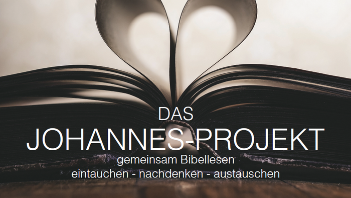 Ein offenes Buch formt ein Herz mit dem Text zur Förderung von *„Das Johannes Projekt“* für gemeinsames Bibellesen und Austausch.