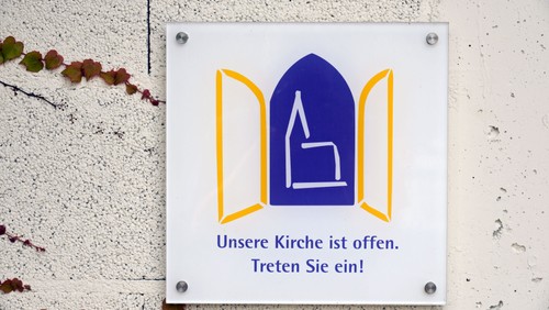 Die Nienstedtener Kirche ist sonn- und feiertags bis 16:00 Uhr geöffnet