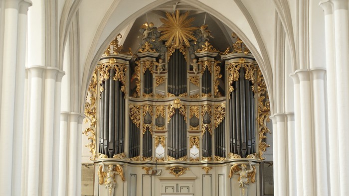 Prachtvolles Kircheninnere mit verziertem Orgelpult und hohen Bögen