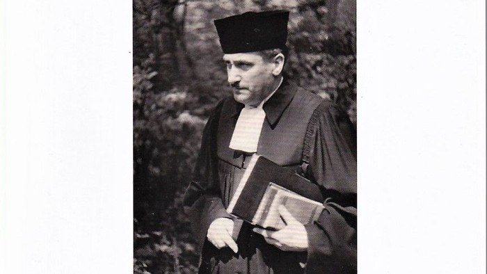 Das Bild zeigt eine historische Darstellung und eine Fotografie von Max Moelter, einem Pfarrer der Segefelder Kirchengemeinde.