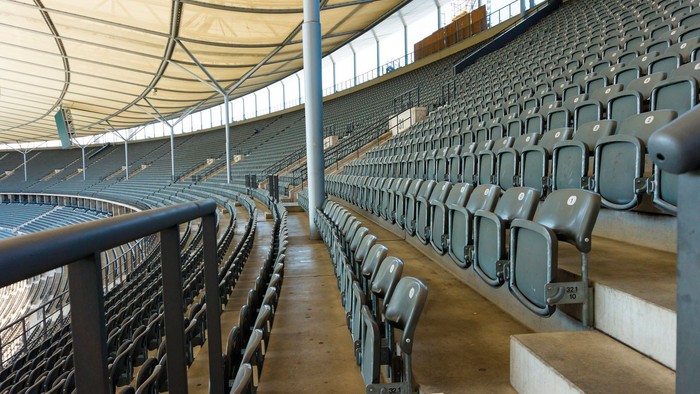 Leere Stadionplätze unter einem Dach