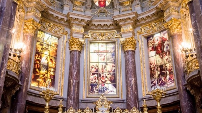 Prachtvolle Kircheninneraum mit goldenen Verzierungen und großen Fenstern