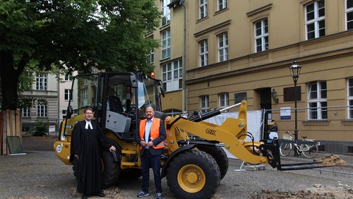 1. Spatenstich vor St. Nikolai