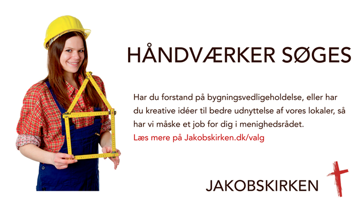 En kvinde med hårdhæfterskeset og gule hårfjer, holder en gule træstave og smiler.