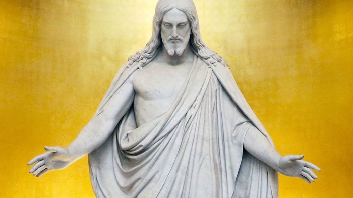 Statuen af Jesus med udstrakt arme.