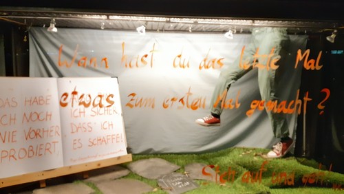 Unser Schaukasten : Ein großer Schritt - Steh auf und geh!