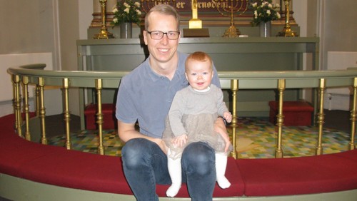 Frederikke tog far og mor med i kirke