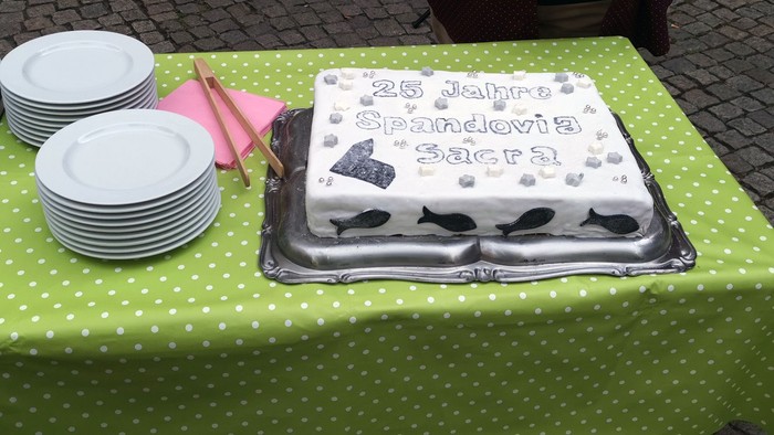 Der Kuchen steht auf einem Tisch mit grüner Tischdecke.