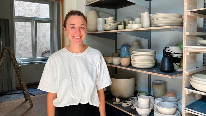 Junges Mädchen in Werkstatt mit Keramiken