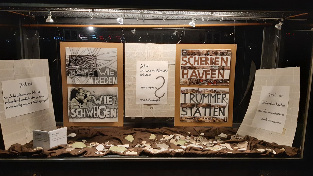 Unser Schaukasten im September: Scherbenhaufen