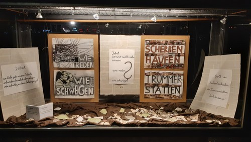 Unser Schaukasten im September: Scherbenhaufen