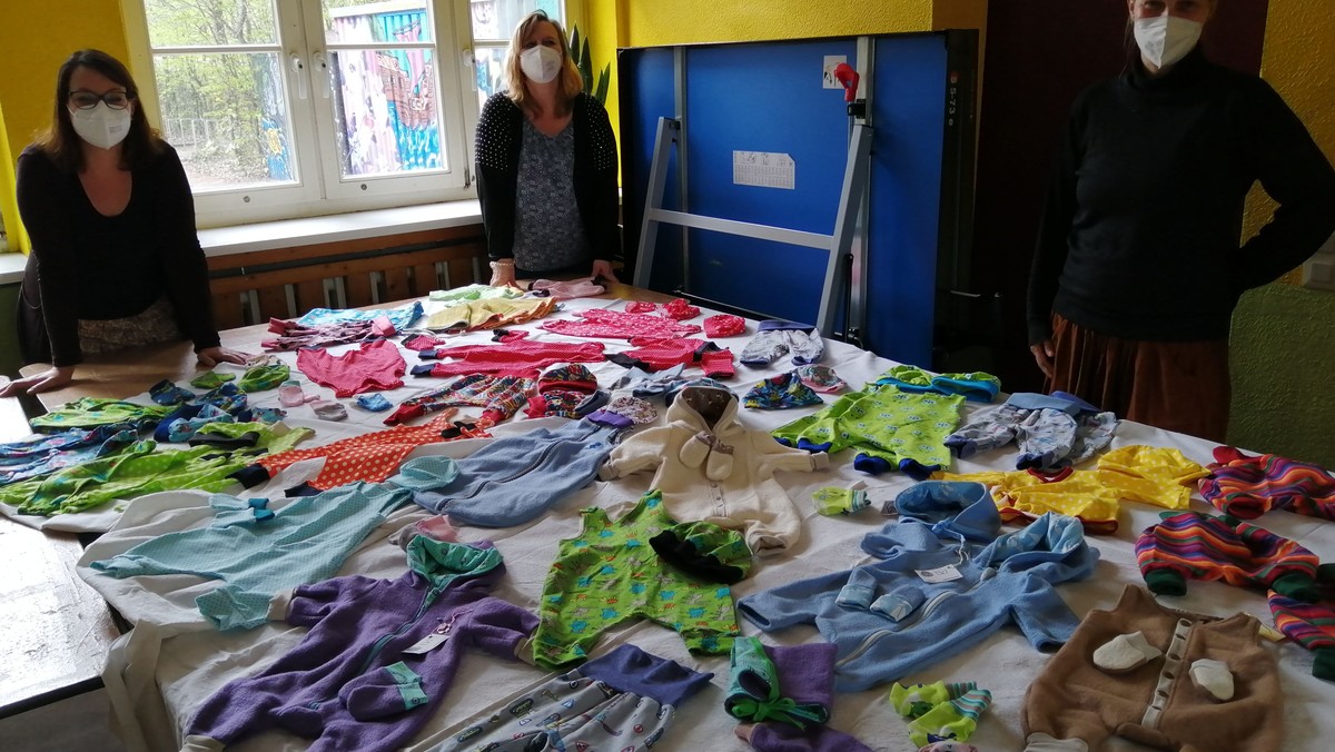 Babys in Not: Helferinnen nähen Kleidung - KreativFabrik unterstützt "Welcome-Baby-Bags" für Familien in der Krise