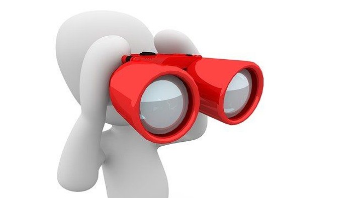 Eine 3D-Figur hält ein rotes Fernglas vor ihre Augen, bereit zu beobachten.