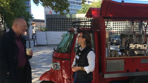 Auf dem Breitscheidplatz Cappuccino verschenkt