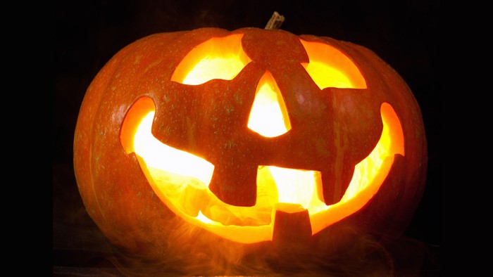 En glødende halloween-tåge med en skaldet ansigt og en snabel.