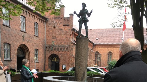 Fontænen foran Graabrødre Klosterkirke springer igen