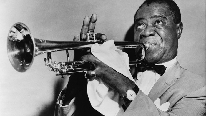 Ein Mann spielt leidenschaftlich eine Trompete.