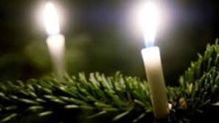 To lyse lysstaker på en julekrans.