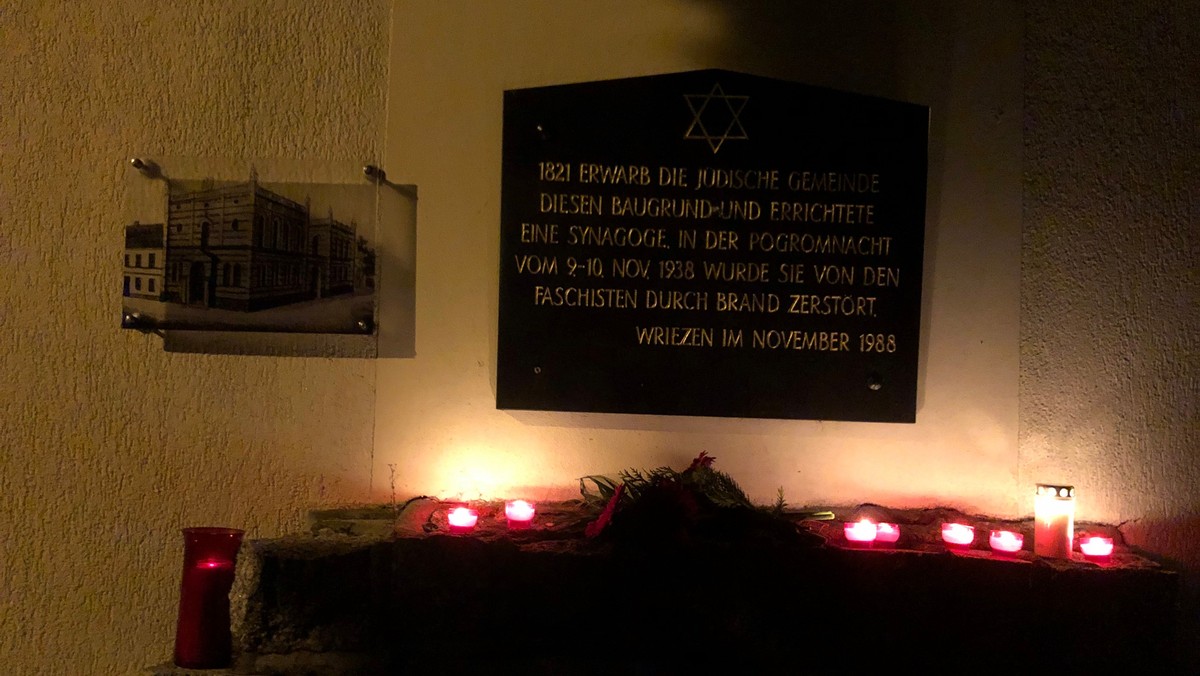 Leuchtende Kerzen erinnern an die Pogromnacht 1938