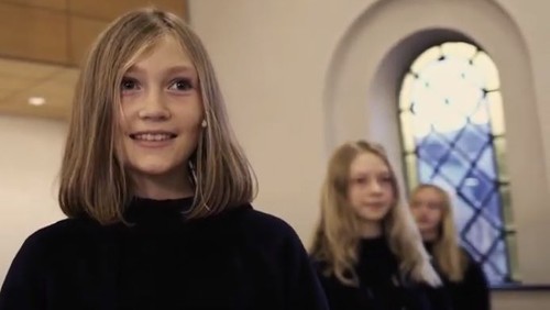 Hillerød Kirke ønsker glædelig advent og julefejring. Lyt til to sange!
