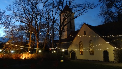 Der Weihnachtsgarten an der Dorfkirche ist auch über die Feiertage täglich von 15-18 Uhr geöffnet.