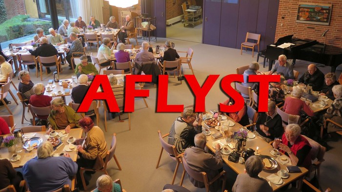 En række personer spiser sammen i et restaurantmiljø med