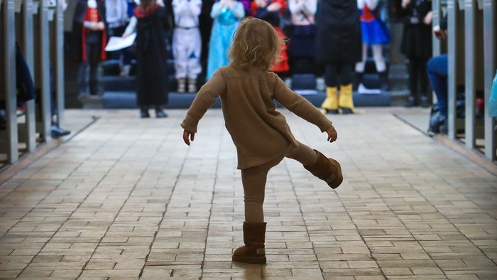 Et barn danser i en kirke.