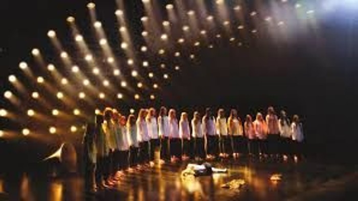 En gruppe på scenen med lys og mikrofoner