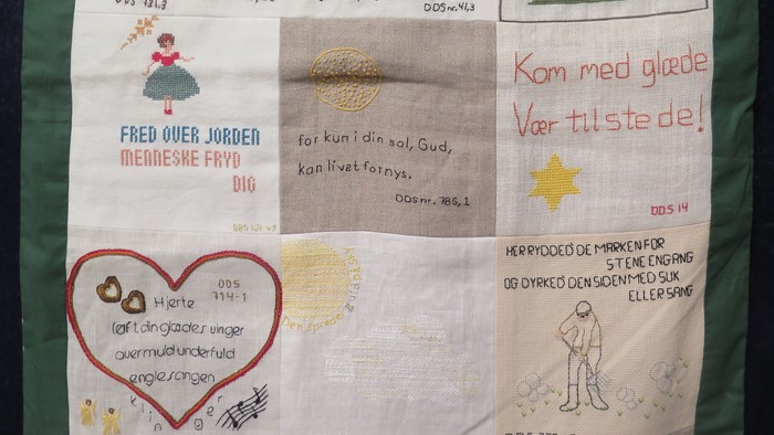 En samling billeder og tekster, bl.a. en rose, en juletree, en kirke og en hjerteformet tegnelse