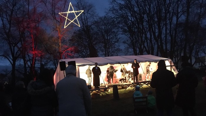 Nachtliche Weihnachtsaufführung im Freien mit Sternenprojektion