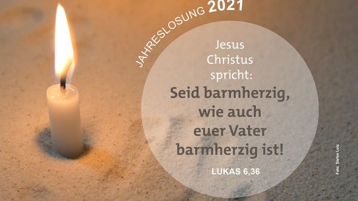 Eine brennende Kerze neben einem Textkreis mit einem Zitat von Jesu Barmherzigkeitsbotschaft aus Lukas 6,36, beschriftet mit „Jahreslosung 2021“.
