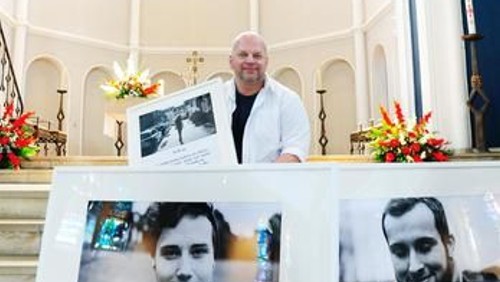 Bruder Franziskus zeigt Fotos über sexuelle Vielfalt