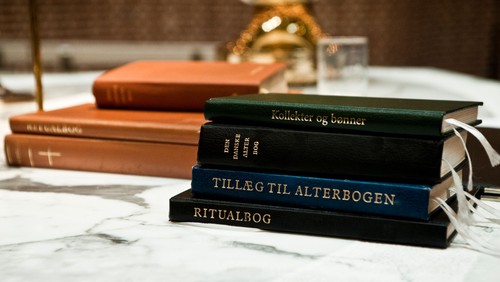 Vi holder nu igen gudstjenester