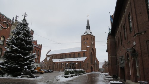 Gudstjenester og kirkelige handlinger afholdes fortsat