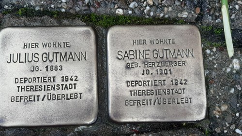 Glänzende Stolpersteine für eine lebendige Erinnerung
