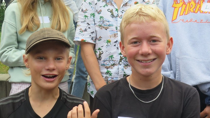 En gruppe unge står sammen og smiler til kameraet