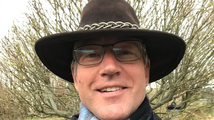 Mand med fedora og skjortebræt.