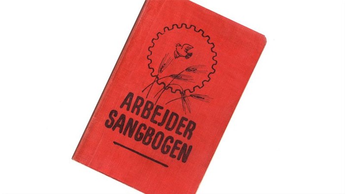 Et rødt bogudklæde med gear og fugl, med teksten 